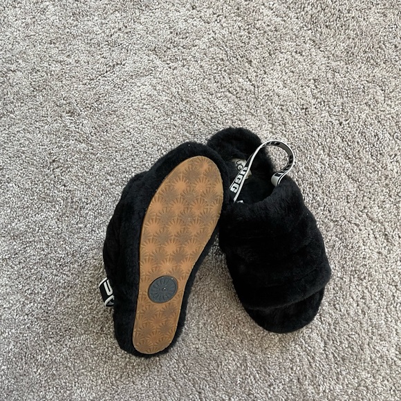 Gently used (worn once) Ugg slides - Picture 3 of 4